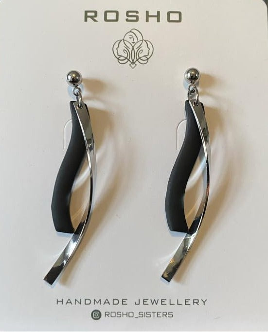 Rosho Sisters handgemaakte oorbellen zilverkleurige bochtige staafjes zwart polymeerklei