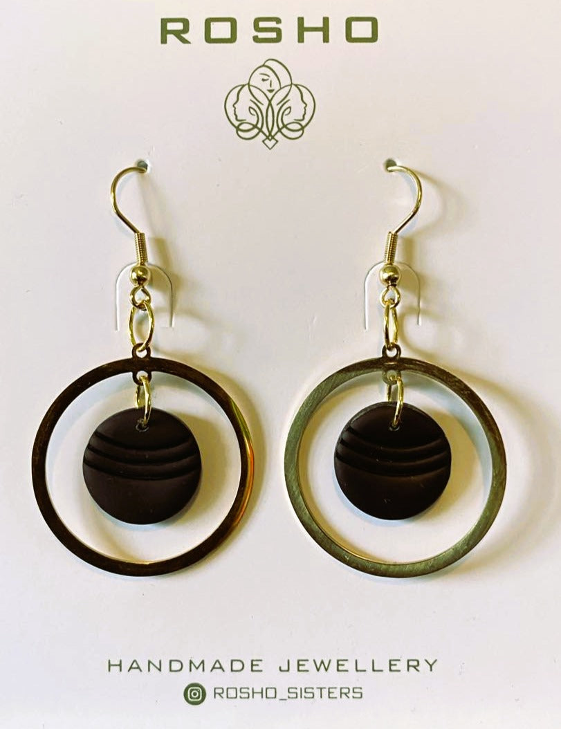 Rosho Sisters handgemaakte oorbellen goudkleurige ringen zwart polymeerklei