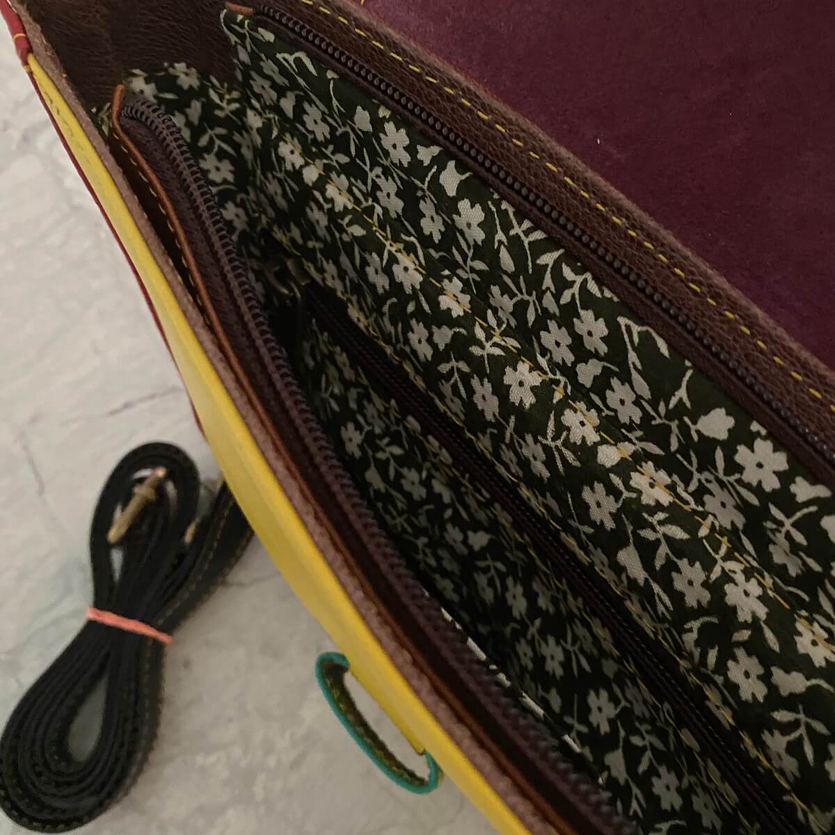 vanMauZ leren Handtas met dierenprint Vieve geel rood binnenkant