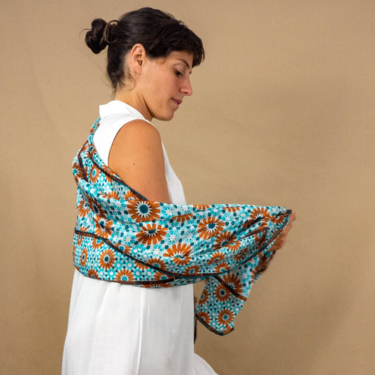 Hamzah Zijden Sjaal Blauw Bruin gedragen