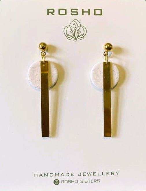 Rosho Sisters handgemaakte oorbellen goudkleurige staafjes wit polymeerklei - Julien Deluxe