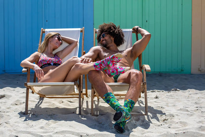 Sock My Feet Damessok Sock My Parrot model op strand